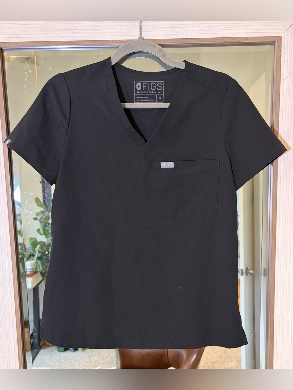 FIGS Technical Collection Black V-Neck Scrub Top one pocket size XS